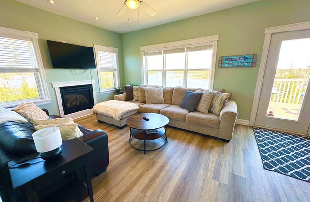 Rising Tides oceanfront home with hot tub/sauna/kayaks