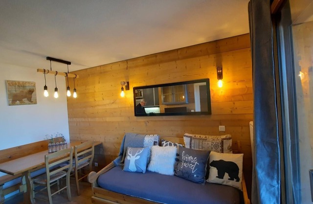 RISOUL 1850 - 4-5 people - ski in ski out - Appt with WIFI and balcony