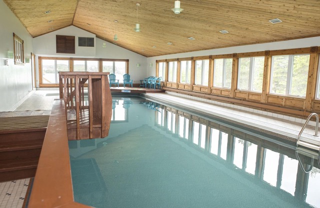 Rita's Retreat: The Bachelor ~ Indoor Saltwater Pool ~ with Lake View!