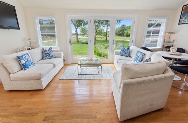 Ritz - East Hampton Cottage On The Water