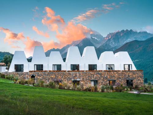 Ritzman Suye Snow Mountain Wild Luxury Hotel