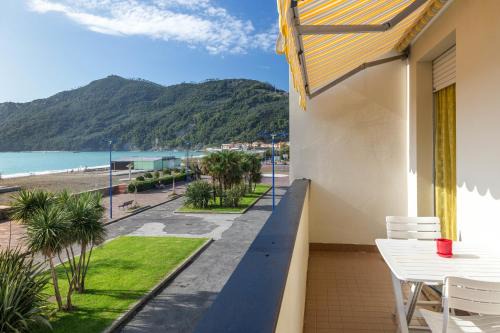 Riva al Mare Flat