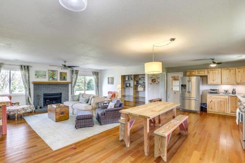 River Access and Gorgeous Views Pisgah Forest Home!