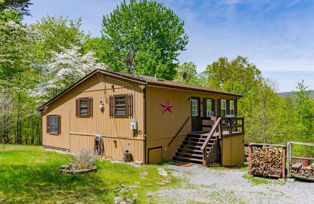 River Access Cabin with Hot Tub, Fire Pit, & WiFi!
