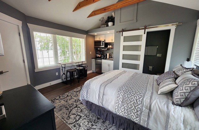River Beach Guest House. Relax with breathtaking views of the Illinois River!
