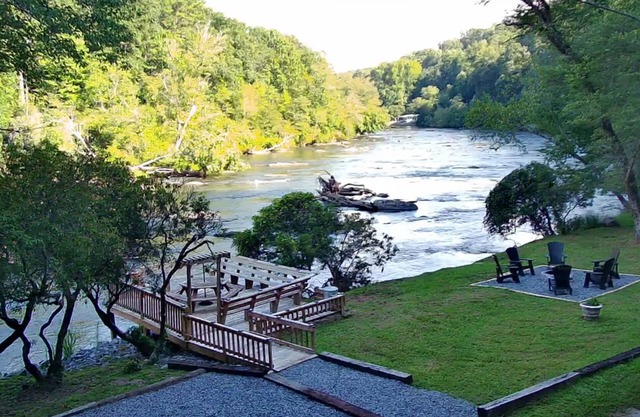 “River Bend House” Beautiful 3/3 with Hot Tub right on the River! Amazing views!