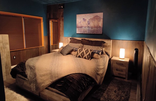River Bottom Bungalow in delightful Athens with Hot Tub, Sauna and River access