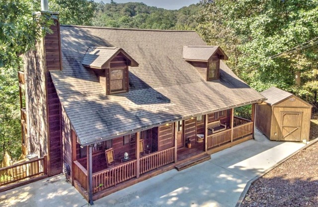 River Cabin w/Mtn view SPECIAL 8TH NIGHT FREE Tubing Hot Tub Fireplace King Beds