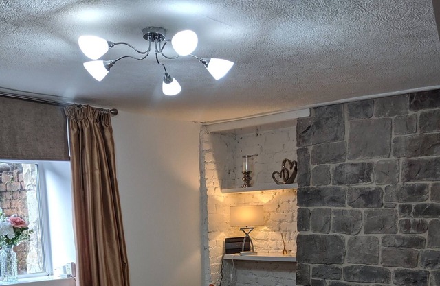 River Cottage Abercraf, near Brecon beacons, henrhyd waterfalls, Caves & more.