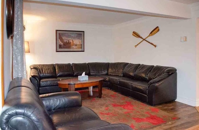 River Edge - Three Bedroom Cottage, Sleeps 11