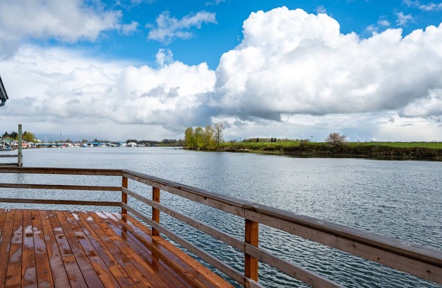 River Fox Floating Home in Scappoose Or. 3 bd, 2 bth.