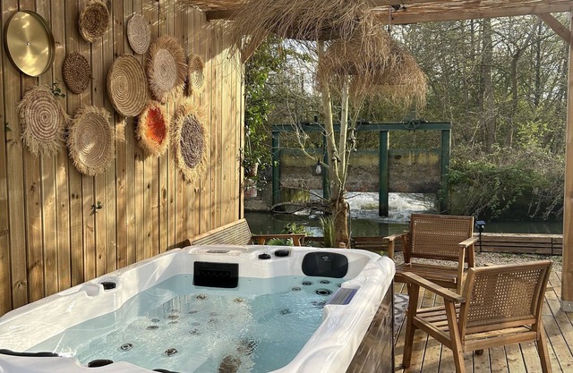 Riverfront cottage with jacuzzi