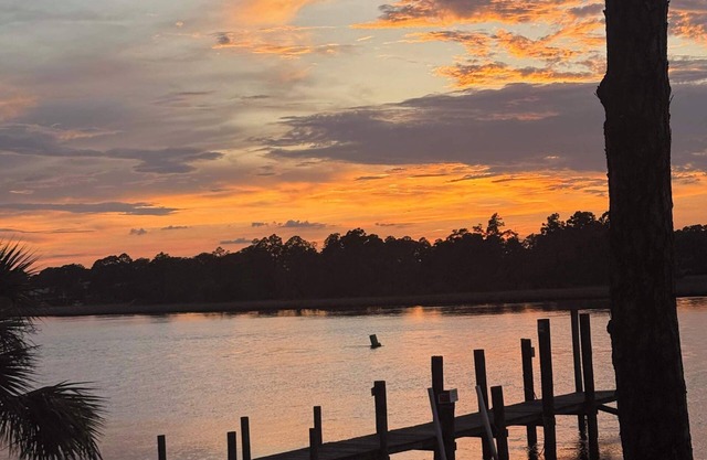 River Front -Boat Dock and Launch sleeps 14