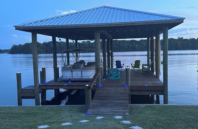 RIVER FRONT BRAND NEW 3-BR Home Welaka, Deck, Dock. BRING YOUR OWN BOAT!