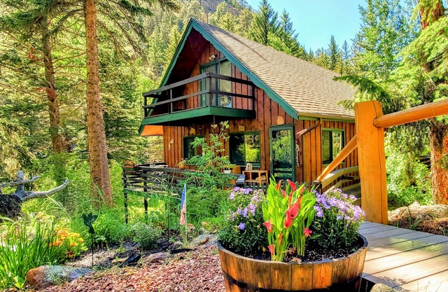 River Front Cabin with Fish Pond