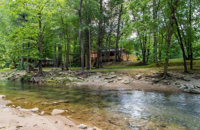 RIVER FRONT! *Hot tub* 4 acres! Pets OK