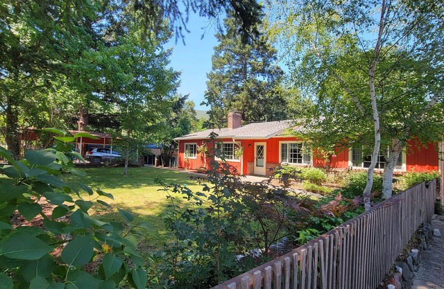 River Front House & Cottage ~ Spa Pool