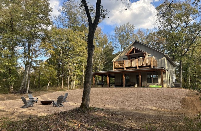 River front house on the Little Missouri 4 min from Lake Greeson! With Hot Tub!