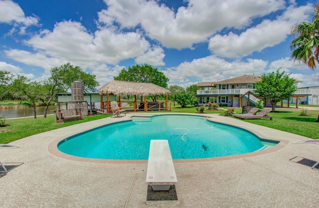 River Front W/ Pool - Relax ~ Chocolate Bayou Ranch Home