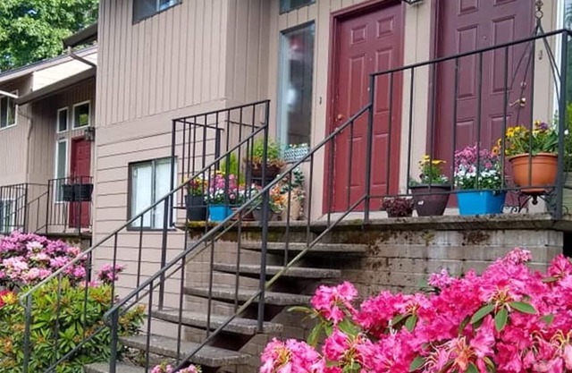 River Getaway Only a Mile from Town