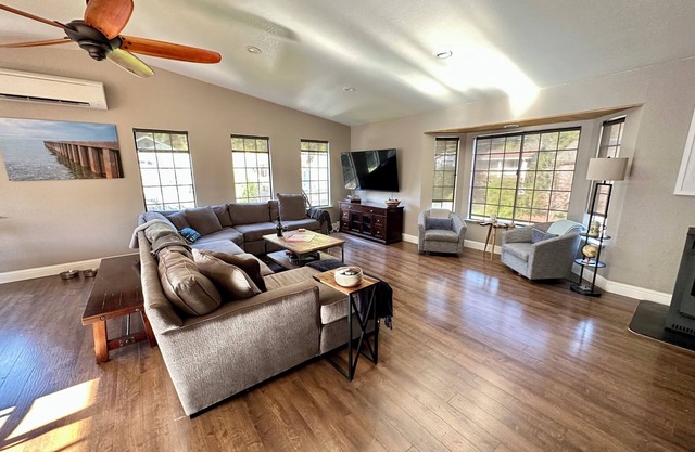 River Haven: Hot Tub, Outdoor Lounge, Walk to Beach