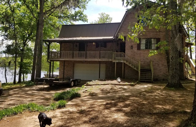River Home, water front, boat docking. Great family retreat and get away.