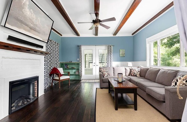 River house a 5 min walk from downtown. Big yard and private dock.
