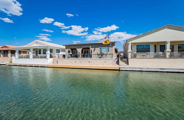 Flusshaus in den prestigeträchtigen Moovalya-Schlüsseln in Parker, Arizona