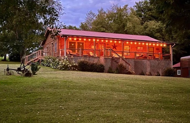 "River House" Log Cabin Nestled near the Red River