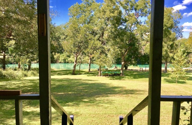 Das River House - 3BDR / 2BTH - bietet Platz für 8 Gäste entlang des Flusses San Marcos!