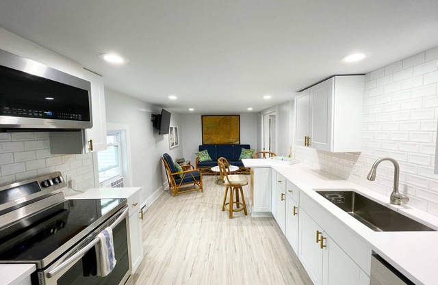 River Inspired 1-BR Condo in the Cottages on James