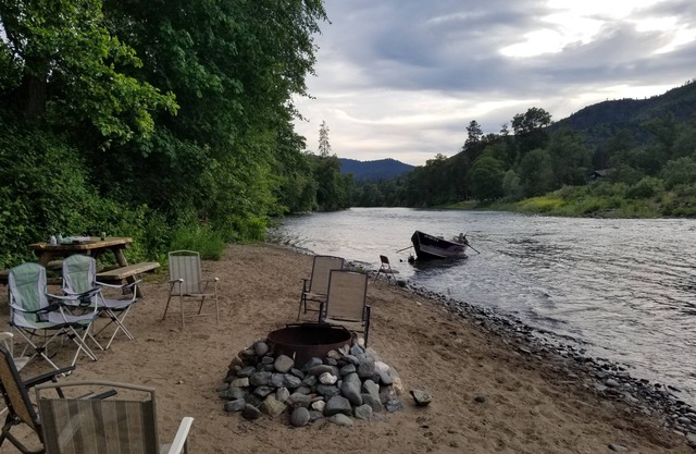FLUSSLEBEN AUF EINEM WARMEN SANDIGEN STRAND, DER ENTFERNUNG ZUM ROGUE FLUSS IN DER STADT GEHT