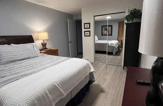 River Living - One Story - 2 bd/2ba - On the River - 2Blks to Main St - VIEWS