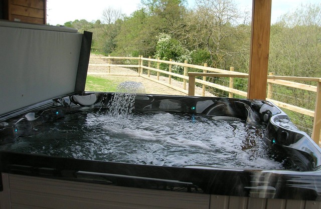 River Lodge 5 star Lodge sleeps 6 in 3 king bedrooms with Hot Tub under cover.