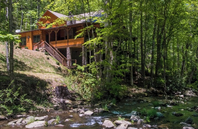 River Lodge-Pet Friendly, Luxury Log Cabin Rental, 3 Bedrooms, 5 Fireplaces, Hot Tub, 2 Decks with Outdoor Entertaining Areas on Creek in Western NC