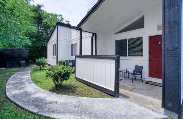 River Manor - 2bed/1 bath