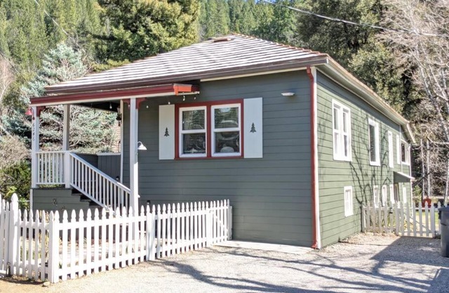 River Oak Retreat - Upper Sacramento Riverfront!
