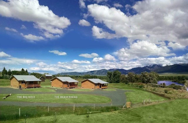 River Rest Luxury Cabin - The Beaverhead. Beautiful River and Mountain Views!!!
