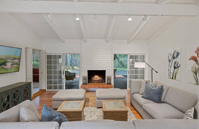 River Retreat: Beautiful 4 Bed River Front w Hot Tub