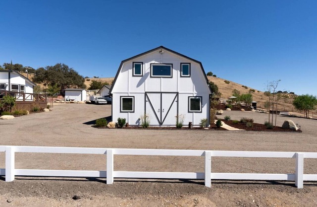 River Road Retreat! Hot Tub + Barndominium 5+ Bedrooms