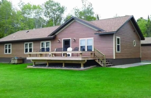 Das River Rock Cottage befindet sich am Ufer des Lake Superior in der Chequamegon Bay.