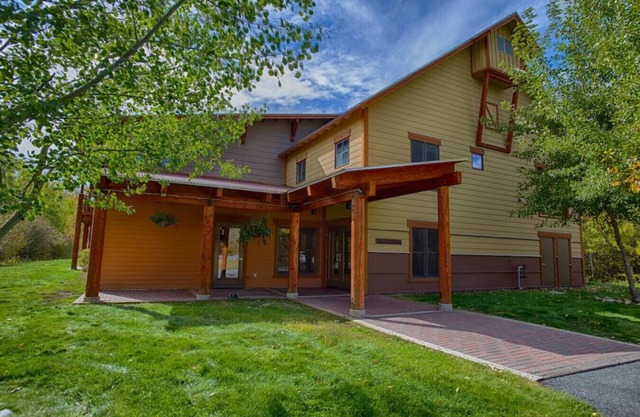 River Rock Retreat: Cozy & Light, In-unit laundry, Hot Tub, Close to Grand Targhee