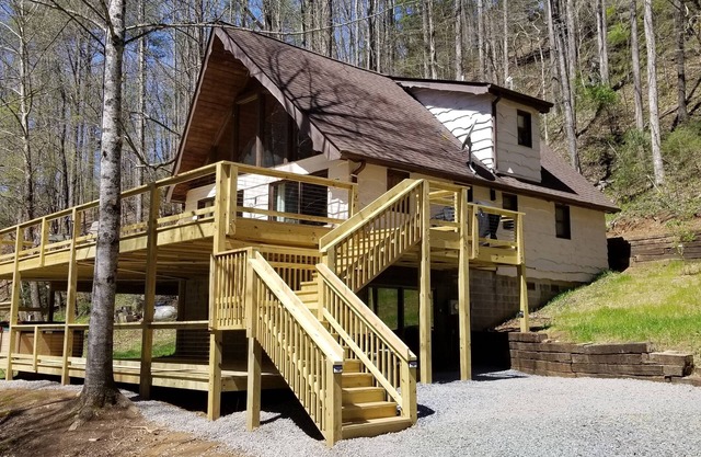 Private Kabine auf 11 Hektar, 1500 ft von bestückten Forellen-Stream, WIFI, Whirlpool