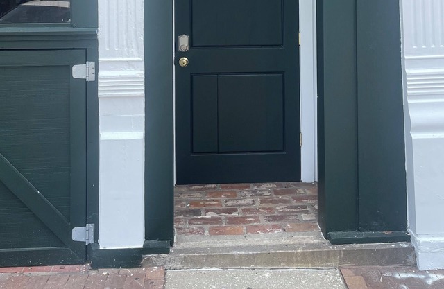 River Room Getaway Located in the center of Historic Georgetown