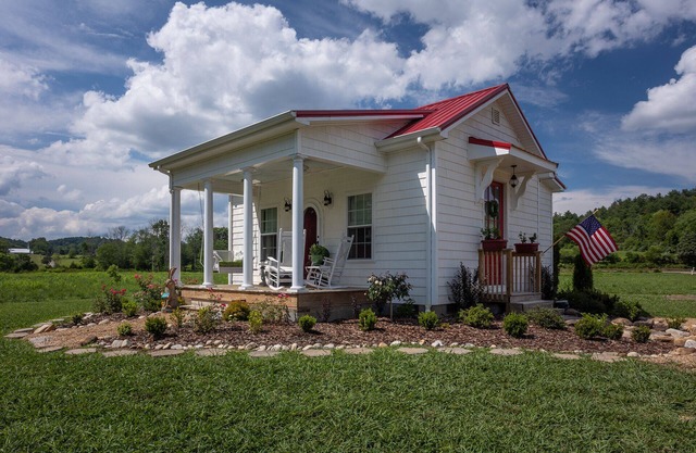 River Rose Cottage, 400ft S. Holston River frontage perfect for couples/anglers