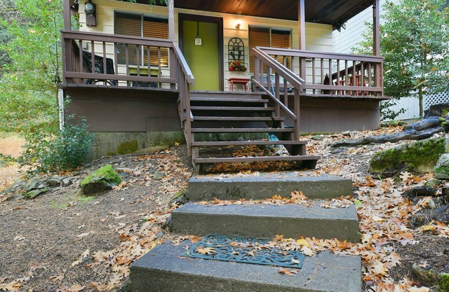 Shasta Retreat Cabin Schritte vom Sacramento River.