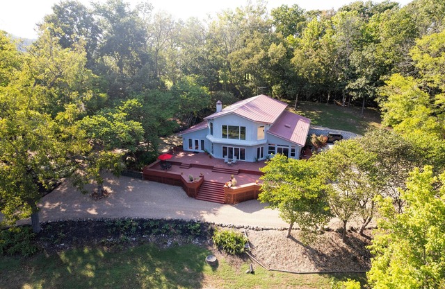 "River's Edge" - Gorgeous 4,600sqft Home with Walk-in River Access