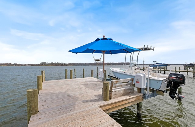 River's Edge - Newly renovated 3BR Waterfront Retreat with Pool