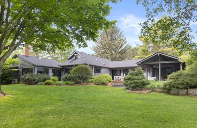 Geräumige Leland Waterfront mit privaten Suiten