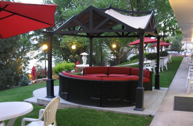 River Terrace Inn